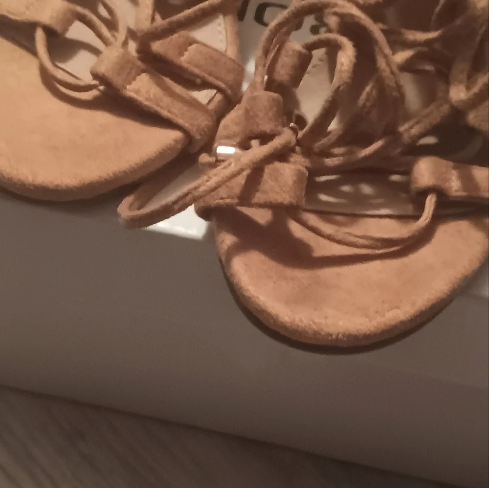 Cape Robbin Heels - Picture 4 of 10